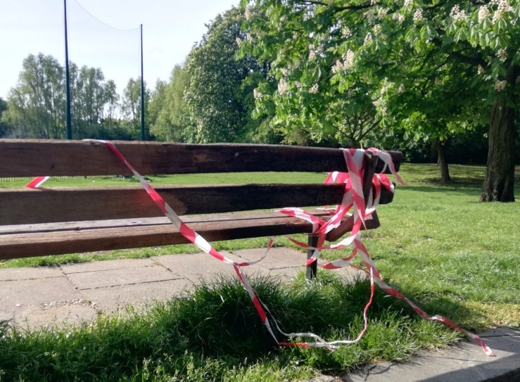 200504_09.09 park bench
